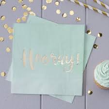 Wunderschone Servietten Mit Einem Leichten Ombre Effekt Und Einem Golden Schriftzug Hooray Als Perfekte De Serviette Ideen Papierservietten Servietten Hochzeit