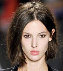 Raya En Medio Cabello Liso Y Carre Corto Combinacion Perfecta Peinados Lisos Ideas De Cabello Largo Peinados