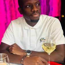 Eric Bailly accueilli comme un prince à Abidjan (au stade Robert Champroux  de Marcory ) après avoir signé à Manchester United .......