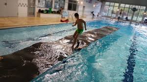 Ein Wasserspass Mit Der Wasserlaufmatte Warum Nicht Auch Einfach Mal Ruckwerts Spielmatte Matt Abenteuer