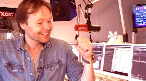 Elke plaat is door deze toppers een visueel spektakel. Gijs Staverman In Baywatch 90s Flashback Q Music Youtube