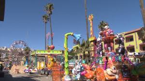 . kids anxious to be mounted in the mini roller coaster and the 1860 scale train, with three boxcars. Juegos Mecanicos Sintesis Tv