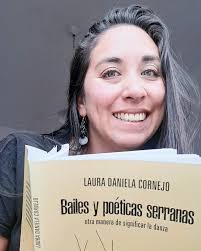 🧉📖 Ella es Laura Cornejo, la autora del libro. 👉🏽 Laura es artista y  docente oriunda de Villa Dolores, Córdoba. 💡 Licenciada en arte y gestión  cultural. 💡 Profesora universitaria en Danza.