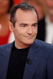 Adamo sur le canapé rouge de Drucker