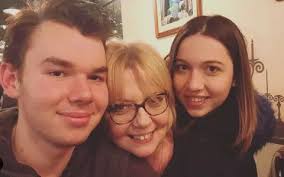 „sunt bucuroasă să mă întorc la prima ce fiică frumoasă are emilia popescu, de la te cunosc de undeva. Emilia Popescu ParticipÄƒ La Te Cunosc De Undeva ActriÈ›a Are O FiicÄƒ De 24 De Ani Galerie Foto Galerie Foto Stiri Vedete Si Evenimente Viva Ro