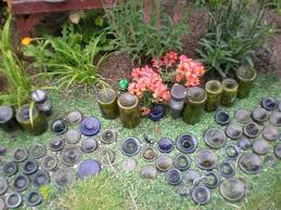 42 Kreative Upcycling Ideen Wie Man Den Eigenen Gartenweg Anlegen Kann Weinflasche Garten Gartenweg Gartenwege Anlegen