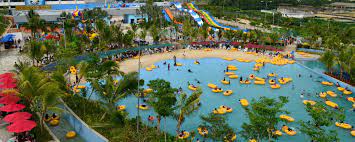Kolam renang yang luas dan mempunyai beberapa permainan yang. Waterworld I City