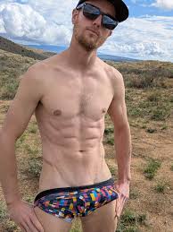 Pênis grande em cueca minúscula