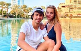 Antes de integrar os trabalhos da seleção nacional, com vista ao euro 2020, o jogador português esteve na praia de são joão da caparica com os pais e com a namorada, a atriz margarida corceiro. Margarida Corceiro E Joao Felix Crise Na Relacao Vip Pt