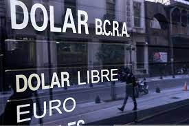 Las restricciones para obtener dólar en argentina hizo acrecentar el uso de este término y hoy es algún común que se utiliza a diario en. Dolar Blue Hoy A Cuanto Cotiza El Viernes 5 De Febrero La Nacion