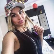 Amber Armstrong (@AmberAr76214345)