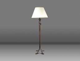 Les intérieurs classiques éliront la structure en fer avec décor. Lampadaire En Fer Forge Soubrier Louer Luminaires Lampadaire Annees 1940