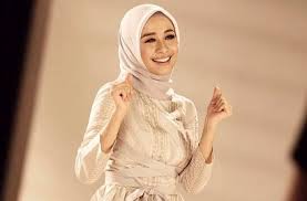Begitupun dengan pria, meskipun untuk model rambut pria ini sangat. Kekasih Bikin Potongan Siluet Wanita Berhijab Laudya Cynthia Bella Lakukan Ini