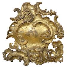 Rocaille es una palabra francesa utilizada extensamente en castellano como término artístico, y que puede designar a una forma de decoración de interiores o a un elemento de decoración exterior en jardinería.el drae recoge este uso como uno de los de la palabra castellana rocalla (además de otras dos definiciones: Grand 18th Century Giltwood Coquille Rocaille Wood Carving Art Rococo Style Antique Wall Clocks