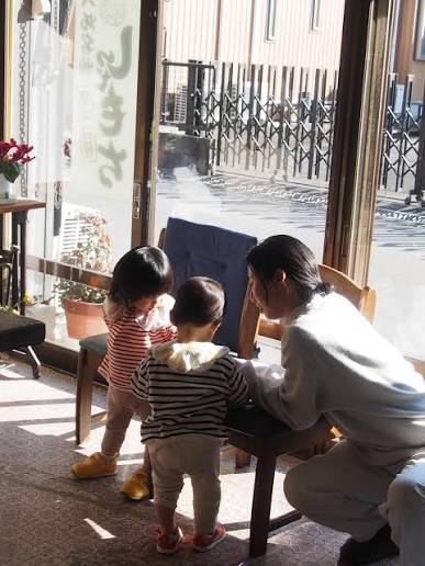 とある日の写真。 友人でもあるし、樹和堂がピンチのときに駆けつけてくれるスタッフでもあります。 この日は長崎へ向かう前日。 どうしても、 元パティシエであり木札担当の子に字を書いてほしくて、来て頂きました。 子供達の面倒を見ながらは難しいから、元保育士の子 ...