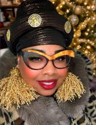 This Sunday Best holiday frame edition is truly special, thanks to the  incredible Lolade frames. I'm absolutely delighted with these frames.  Whenever I wear them, I receive numerous compliments and questions about