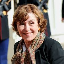 De cette rétrospective en forme d'hommage se dessine le portrait d'une femme courageuse, victime d'un monde politique misogyne. Edith Cresson Paris Match