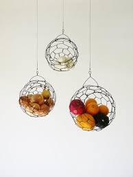 Easy And Quick Diy Wired Hanging Baskets Hangende Obstkorbe Aus Kaninchendraht Diy Projekt Kaninchendraht Drahtkorb Obstkorb