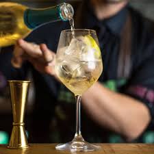 Barrio Botanico Pochi E Semplici Ingredienti Lo Hugo Spritz Nasce Nel 2005 Ideato Da Roland Gruber Come Alternativa Allo Spritz Prosecco Liquore Ai Fiori Di Sambuco Soda Menta E Via