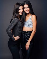 Charli And Dixie On Instagram Charli Dixie Are So Beautiful Follow Charli And Dixie For More Posts In 2020 Famous Girls Celebrities Perfect Sisters