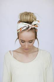 Beige Bluse Hohsteckfrisur Mit Haartuch Dutt Frisur Mit Duttkissen Dutt Frisur Mit Duttkissen Frisuren Mit Bandana Haarband Frisur