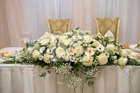 Eine festliche tischdeko ist ein wichtiger bestandteil der hochzeitsdekoration, denn schließlich verbringt man hier viel zeit während der hochzeitsfeier. Hochzeit Tischdekoration Roses Ganseblumchen Weisse Creme Blumen Fototapete Fototapeten Lviv Schone Empfang Myloview De