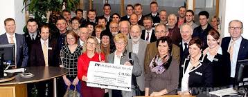 Prokurist, marktbereichsleiter mb ost und geschäftsstellenleiter bad birnbach. Spende Von Vr Bank Fur Jugendarbeit Feuerwehr Kosslarn