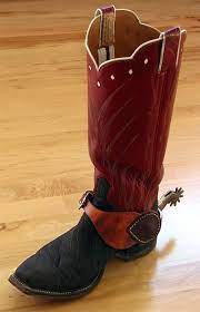 Spurs can help improve communication between a rider and a mount. Racetrack Leather Wide Spur Straps Dennis Moreland Tack