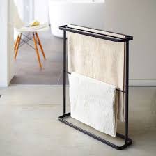 Porte Serviette Sur Pied En Acier Noir Tower Decoclico En 2020 Porte Serviette Deco Salle De Bain Serviettes