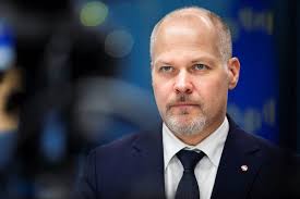 Dödsskjutningen på Emporia i Malmö är ännu ett exempel på det meningslösa  och brutala våld som eskalerat de senaste åren. Igår drabbades ju också en  fullständigt oskyldig kvinna av våldet. Hon råkade