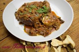 Gli ossibuchi con piselli rappresentano una ricetta classica della cucina lombarda, diffusa anche nel resto d'italia. Pin Su Benedetta Rossi