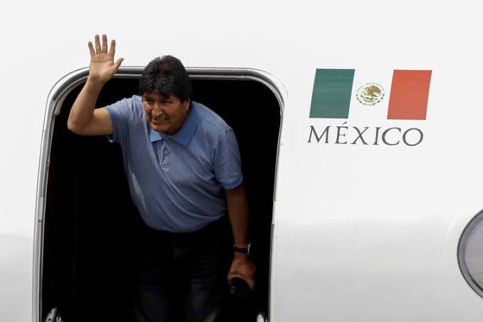 Resultado de imagem para Evo Morales renuncia ao mandato no dia 10 depois que denúncias de fraudes anularam a eleição presidencial."