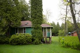 Spacious fully furnished living room available for rent on 2nd floor with personal space, queen size bed, 12 feet long room divider, table,chair, closet,clock, mirror, a/c,large balcony. Willow East Shorewood Cottages