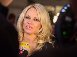 Adil rami pourrait en vouloir à pamela anderson. Marseille Pamela Anderson Liebt Profi Fussballer Adil Rami Und Ist Jetzt Spielerfrau Express De