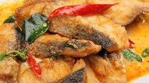 Selain enak, ikan tawar ini juga dikenal kaya gizi dan harganya relatif. Resep Lele Goreng Bumbu Kuning Pedas Lifestyle Fimela Com