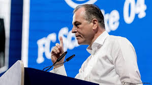 Clemens tönnies wurde 1956 in rheda, als sohn eines metzgers, geboren. Opinion Clemens Tonnies Resignation Is Inevitable Sports German Football And Major International Sports News Dw 03 08 2019