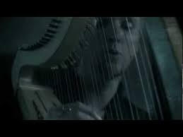 Vor den toren der welt werfe ich einen blick auf die freiheit, die uns stets umgarnt und ich lauf hinterher dem verlorenen glück. Faun Bring Mich Nach Haus Lyrics English Translation Learn Languages With Music Lyricfluent