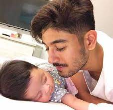 Kemunculannya dalam telefilem menerusi alien planet cinta, cinta viral dan cinta tanpa. Luahan Hati Harris Baba Untuk Anak Selepas Kahwin Anak Sulung Perempuan Harris Baba Yang Kini Berusia 3 Bulan Telah Membuatk Anak Perempuan Penyanyi Hidup