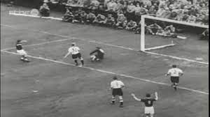 Le 4 juillet 1954, la cinquième finale du mondial réunit la grande hongrie, en face d'elle l'allemagne de l'ouest joue sa première finale dans la compétition stade du wankdorf sportskeeda. Finale Allemagne Hongrie 3 2 Coupe Du Monde 1954 11 12 2012