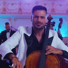 HAUSER Romantic Week continues 😉🎻 Cherry Pink And Apple Blossom White 💕  #hauser #romance #cherrypinkandappleblossomwhite
