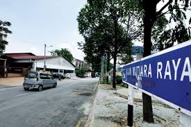 Pasaran 1,28 m (71%) keuntungan 372,40 jt (+41%)*. Streetscapes A Quiet Commercial Street In Cheras The Edge Markets