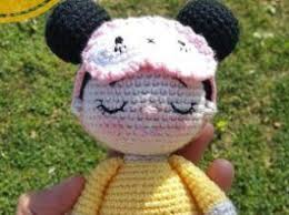 Amigurumi Orgu Oyuncak Modelleri Amigurumi Orgu Goz Bantli Uykucu Kiz Modeli Tarifi Anlatimli 2020 Baby Knitting Patterns Amigurumi Orme Sapkalar