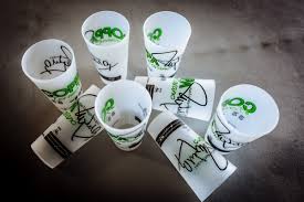 50 bicchierini monouso per caffè, rigati e in plastica riciclabile di colore marrone, personalizzati con il logo di 101caffe'. Bicchieri Di Plastica Personalizzati Ecofriendly E Torneo Ravano Ekomon It