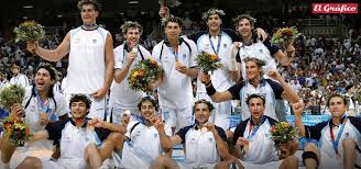 La selección argentina masculina de básquetbol sufrió hoy una contundente derrota frente a estados unidos en su tercer partido amistoso de preparación en las vegas, de cara a los juegos olímpicos de tokio, en japón. 2004 Argentina Oro En Basquet El Grafico