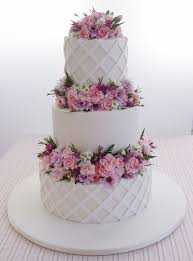 Vorreste stupire la persona amata con un dono importante o. Torta Nuziale Originale A Tre Piani Con Fiori Rosa Guarda Altre Immagini Di Torte Nuziali Http Torta Nuziale Autunnale Arte Per Torte Torta Nuziale Quadrata
