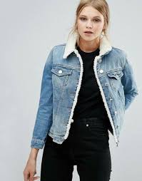 37 Delightful Winter Outfits Ideas Denim Jacket Addicfashion In 2020 Fur Lined Denim Jacket Denim Jacket With Fur Denim Women