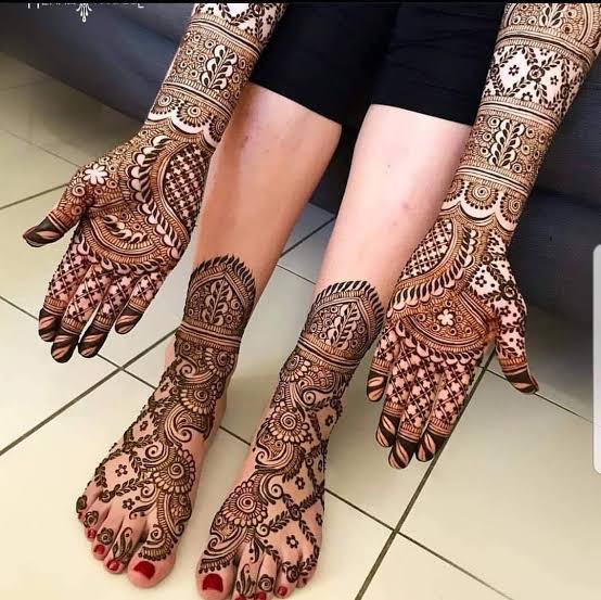 हाथ और पैर के लिए बहुत सुंदर मेहंदी पसंद आई आपको