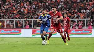 Laga ini ditayangkan di indosiar, service streaming video. Link Live Streaming Persija Vs Persib Leg Pertama Final Piala Menpora 2021