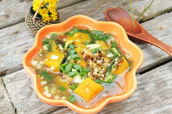 Canh bí đỏ nấu đậu xanh mát bổ cho bữa tối | Báo Lai Châu điện tử