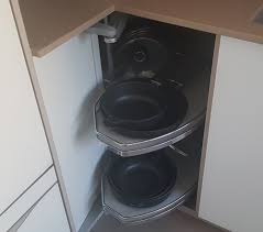 Sie wird mit einem waschmaschinen unterschrank über die hier vorhandenen anderen schränke und geräte herausgehoben. Eckschranke Kuche Mit Praktischen Schranken Die Ecken Optimal Nutzen